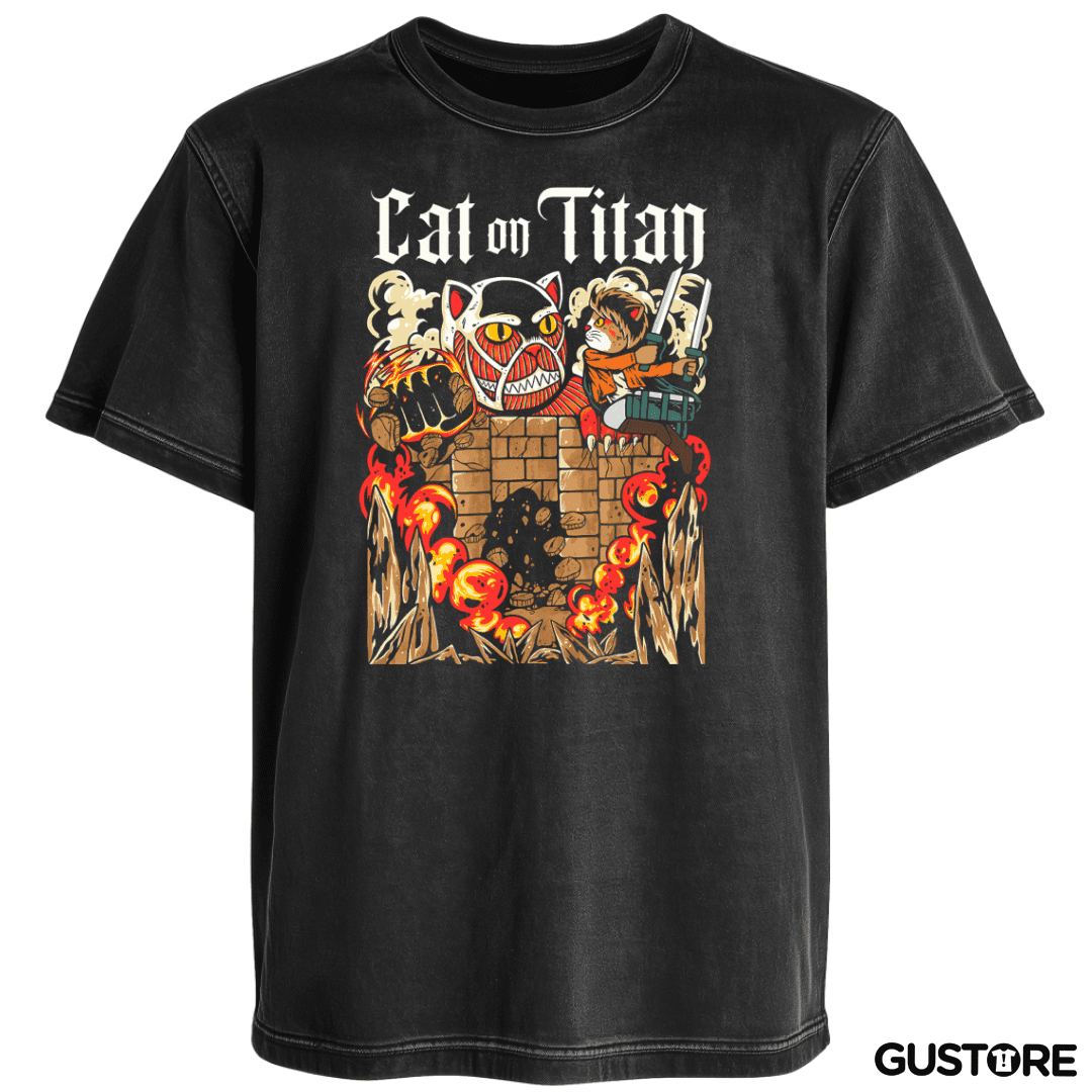 Polera desgastada Cat on Titan